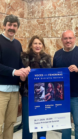 El vicepresidente segundo de la Diputación de Ourense, César Fernández; la directora del Teatro Principal, Olga Mojón; y el representante de Coconut Producciones, Eduardo Romero, muestran el cartel de esta edición