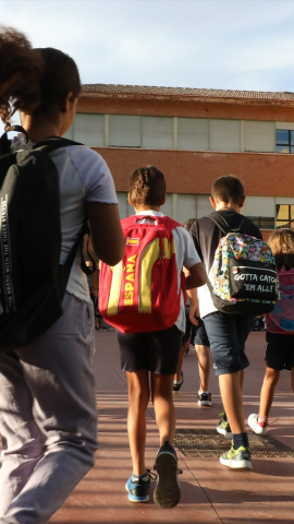 Imagen de archivo de un grupo de niños saliendo del cole