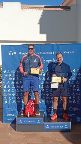 Enrique Ruiz en lo más alto del podio del ITF de Tenis celebrado en La Manga (55+)