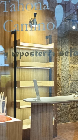 El escaparate principal de "La Tahona del Camino" que se encuentra en un lugar estratégico de Ribadavia