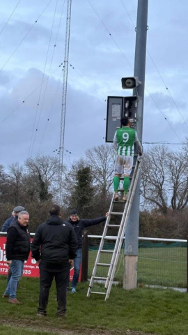 El delantero del Rusthall FC arreglando los focos del estadio