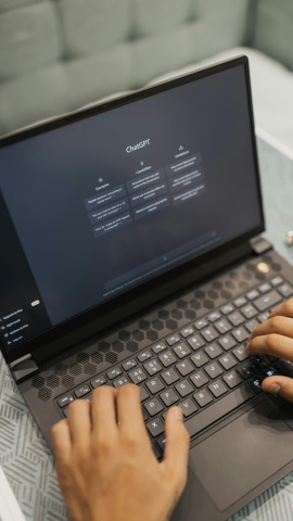 MANOS HUMANAS USANDO CHATGPT