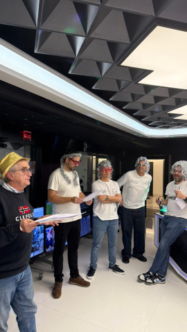 Antonio Bravo dirige con maestría la grabación del villancico.