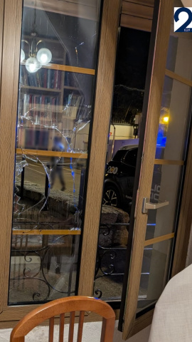 Ventanal roto por donde entró el ladrón