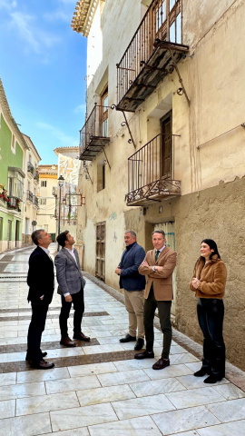 El alcalde, concejales y representantes de Aguas de Lorca en la calle en la que se construirá la nueva sede