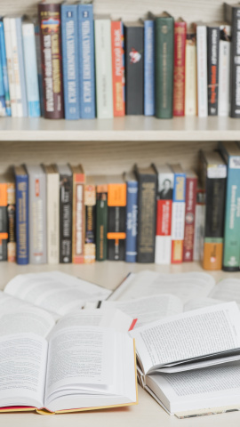 Libros abiertos en una biblioteca
