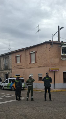 La Guardia Civil de Valladolid escolta a operarios de una empresa eléctrica para desconectar enganches ilegales de viviendas ocupadas