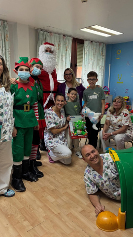 La magia de la Navidad inunda el Hospital de Mérida con una visita muy especial