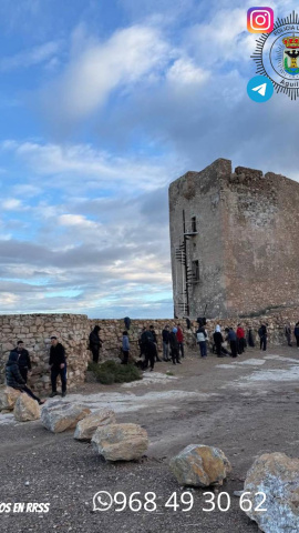 Inmigrantes junto a la Torre de Cope en Águilas tras llegar en patera, en una imagen de la Policía Local
