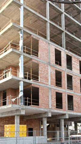 Edificio desde el que se habrían precipitado los dos jóvenes