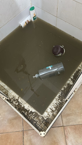 Vecinos de la calle Granada y Blas de Otero critican la ausencia de la red pública