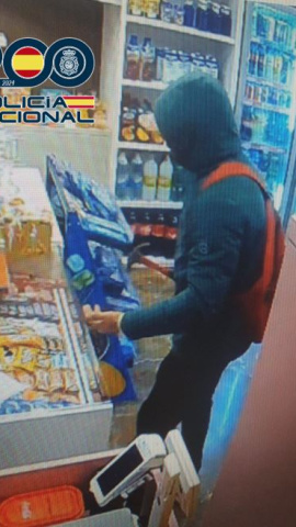 La Policía Nacional detiene a un varón que habría intentado robar en dos comercios amenazando con un martillo