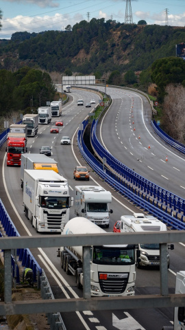 Retenciones en la AP-7 por cl cierre en Martorell dirección sur tras el accidente de Rodalies del martes