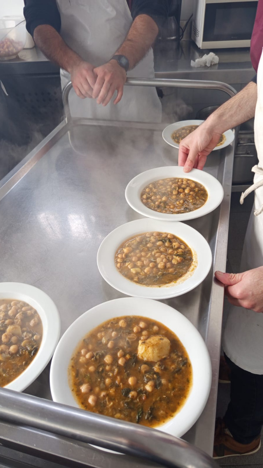 Varios platos de garbanzos con bacalao en el carrito para salir al comedor