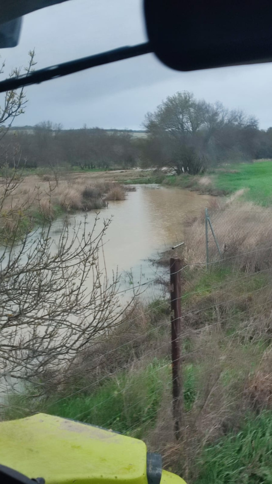 Desde el tractor, este río les impide salir de la finca