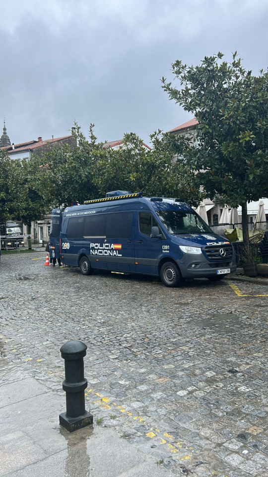 Unidad móvil de documentación en la comisaria de Santiago de Compostela