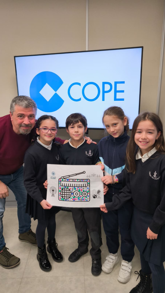 Alumnos del Colegio Cluny visitan COPE Santiago