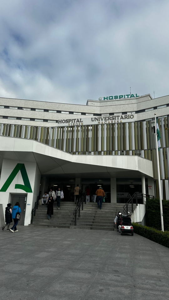 Puerta del Hospital Universitario Virgen Macarena