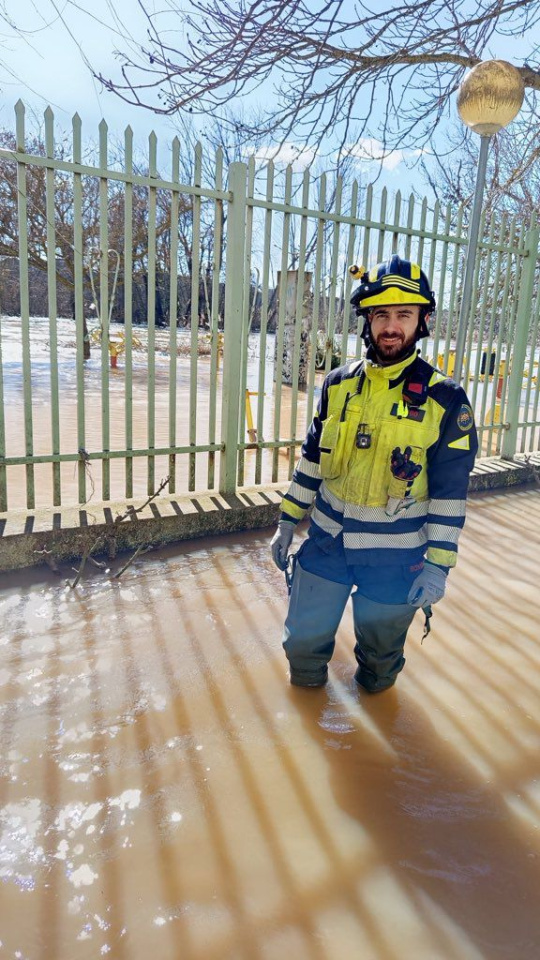 Un efectivo de la Diputación de Valladolid a las puertas del centro de día de Tudela de Duero (Valladolid)