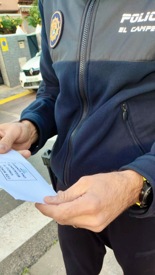 La Policía Local de El Campello recibe una de las cartas escritos por los alumnos