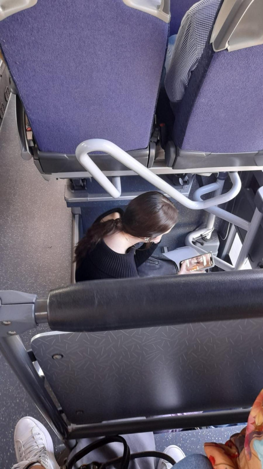 Sentada en las escaleras del autobús