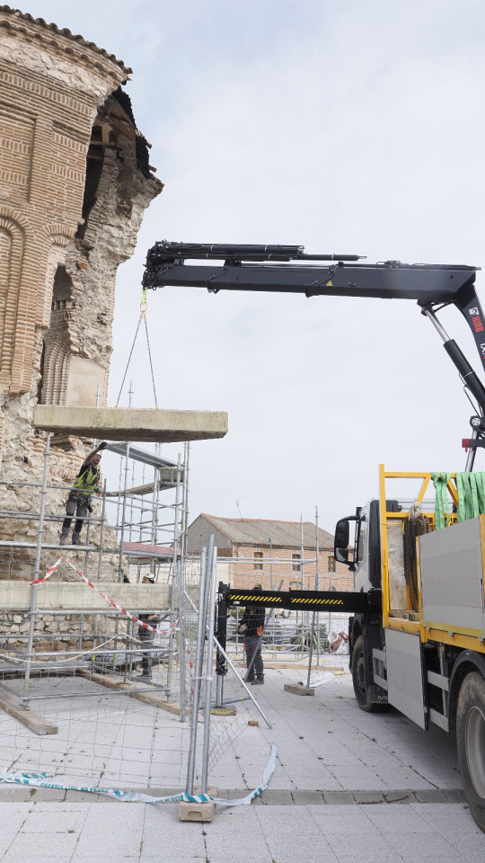 Inicio de la instalacion de medios auxiliares necesarios para la reconstruccion del abside de la Iglesia de Muriel (3)