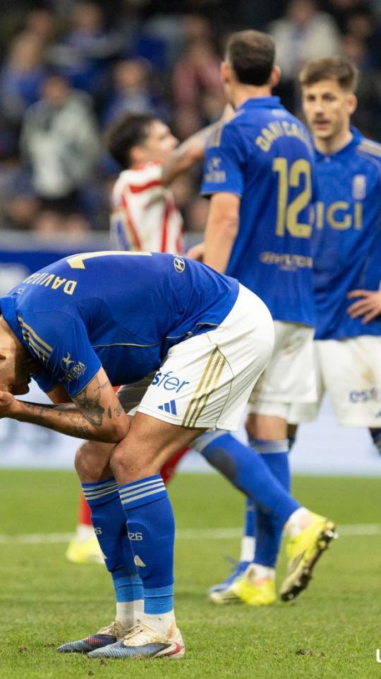 Los jugadores del Oviedo lamentan el gol de Julián Álvarez en el descuento