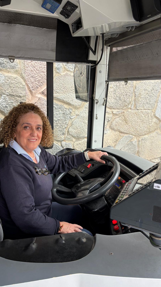Esther lleva 29 años conduciendo un autobús en Toledo. Fue la primera mujer de la plantilla de Unauto