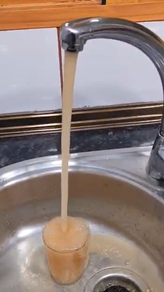 Vecinos de La Vall de Laguar estallan por el agua turbia y el alcalde reconoce un fallo en las obras