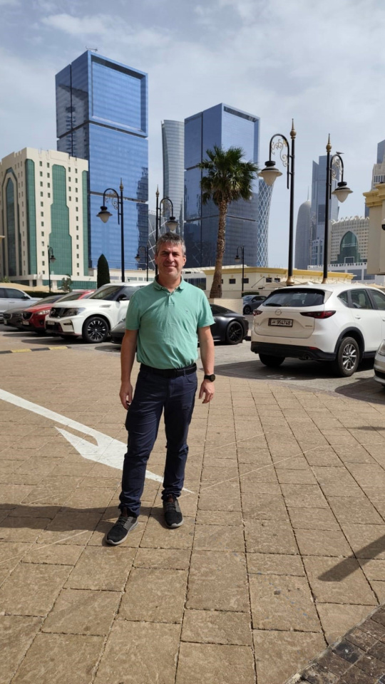 El director de Movilidad Internacional de la UGR, Simón Suárez Cuadros, atrapado en Doha