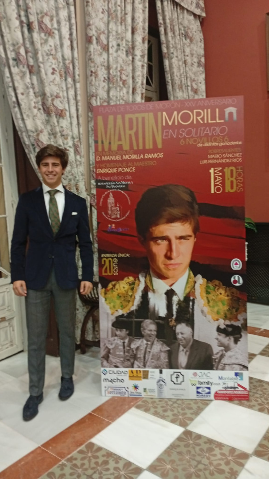 Martín Morillo junto al cartel anunciador de su encerrona en Morón de la Frontera