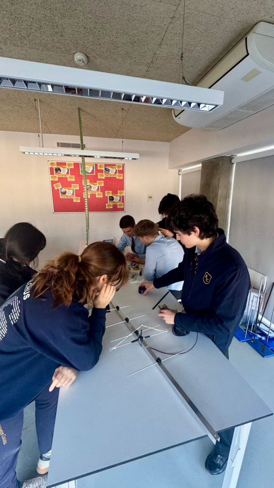 Alumnos en un proyecto científico