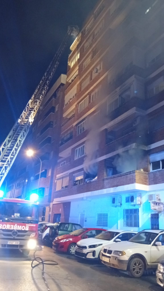 Un incendio en una vivienda de Badajoz obliga a desalojar a una treintena de vecinos