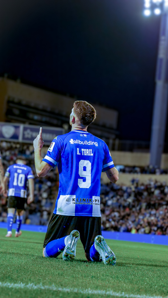 Toril celebra uno de sus goles al Murcia.
