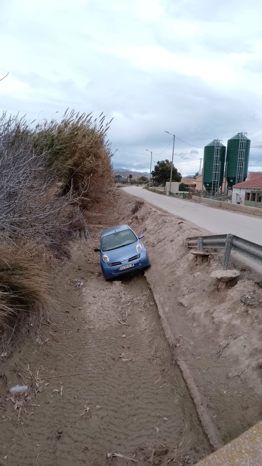 Imagen del turismo que cayó a un brazal de riego en Campillo este fin de semana