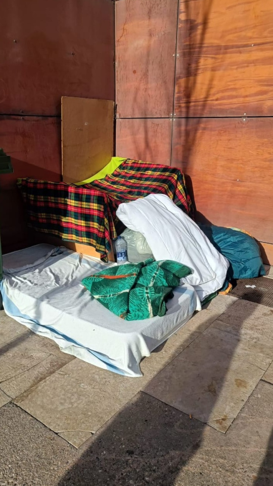 Personas sin hogar pernoctando en los exteriores del Albergue de Zaragoza