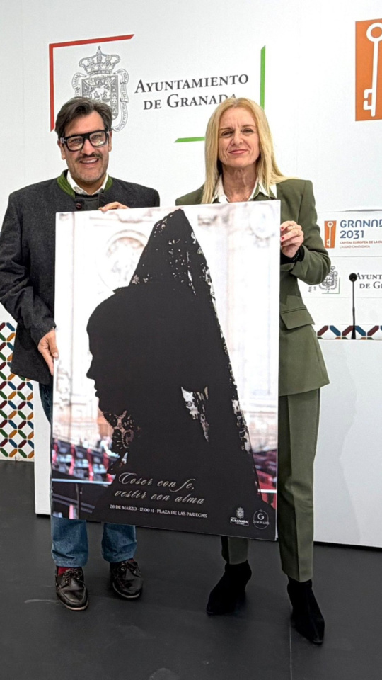 Presentación de la segunda edición de 'Coser con fe, vestir con alma', con la concejala de Turismo y Comercio de Granada, Elisa Campoy, y el diseñador Antonio Gutiérrez