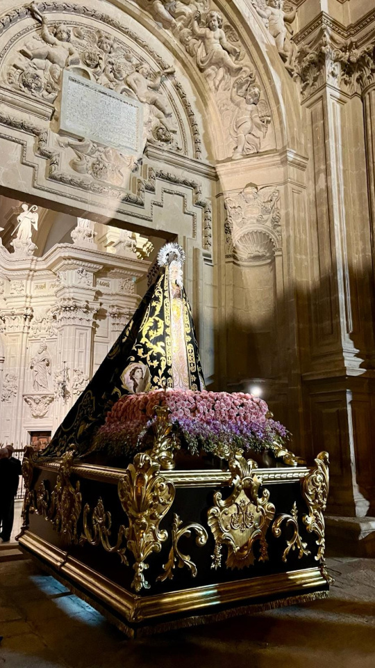 La Virgen de la Soledad a su salida de la antigua colegiata de San Patricio para la procesión