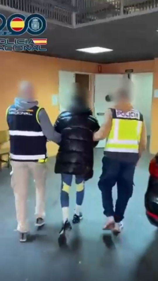 Dos agentes de la Policía Nacional conducen al detenido a las dependencias policiales.