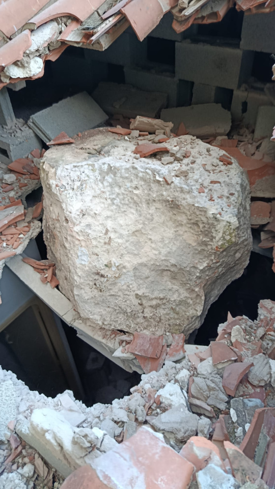 Roca grandes dimensiones sobre casa en Cala Galdana