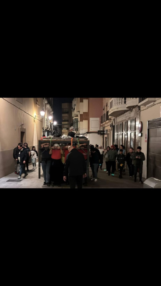 Juan Luis Suero al frente de su cuadrilla en los ensayos.