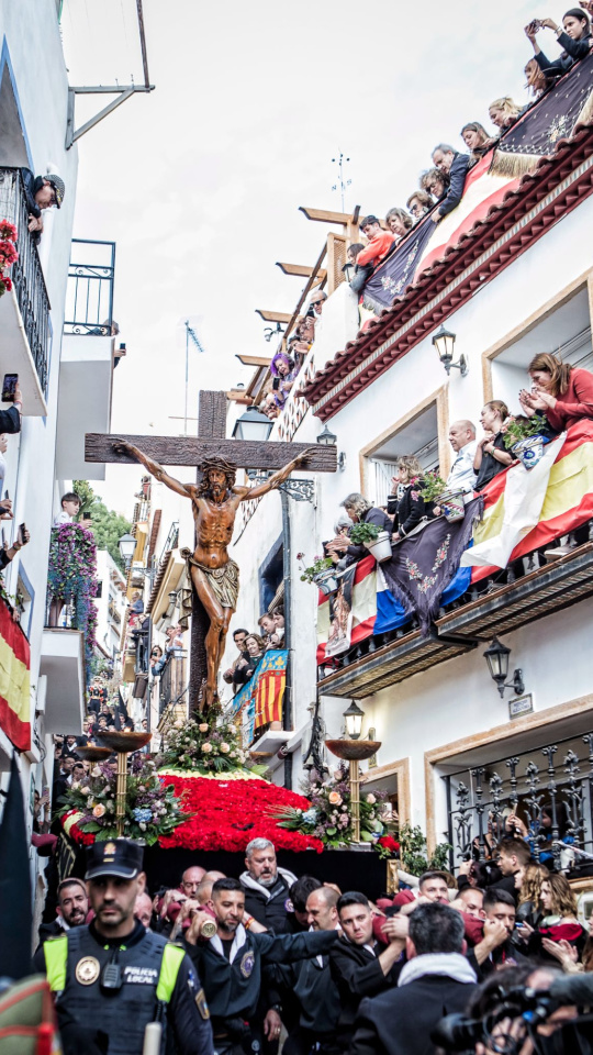 Miles de visitantes se agolpan en el tradicional barrio alicantino para ver el emotivo descenso.