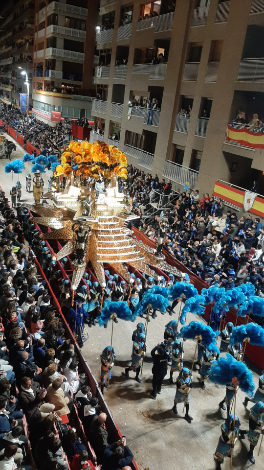 Imagen aérea del desfile de Viernes Santo en Lorca, con más de 10.000 espectadores en las tribunas y miles en los balcones
