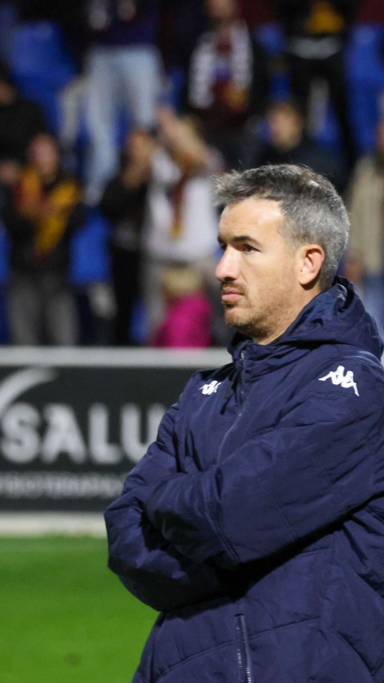 Rubén Domínguez, dirigiendo un partido desde el banquillo