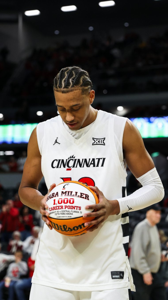 Baba Miller tras anotar 1.000 puntos en la NCAA