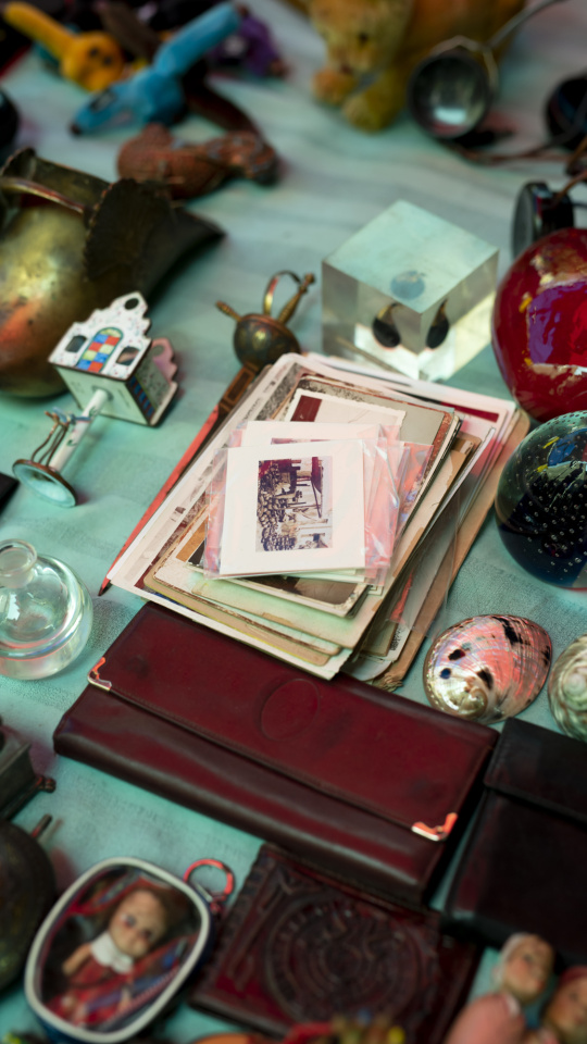 Puesto de una feria de coleccionismo, con artículos antiguos