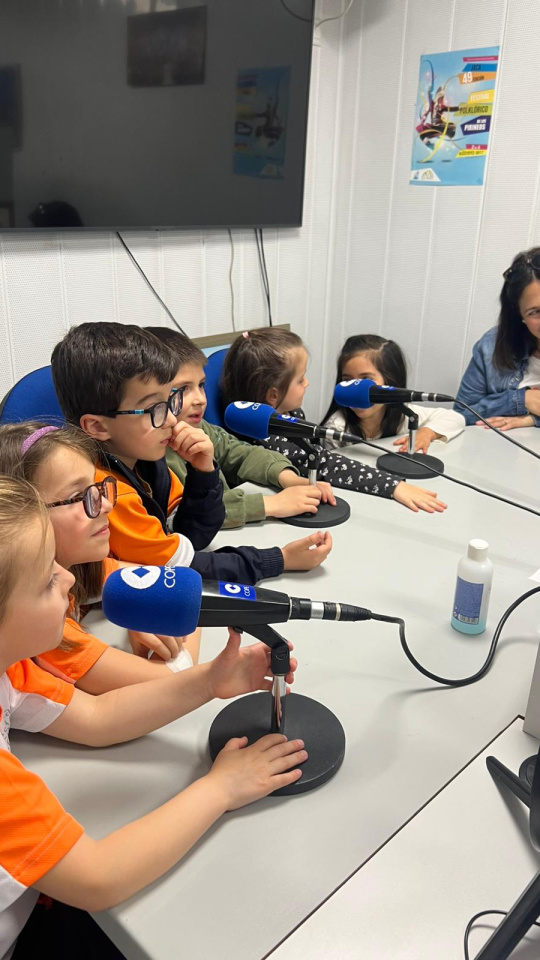 Imagen de los niños en el estudio de radio