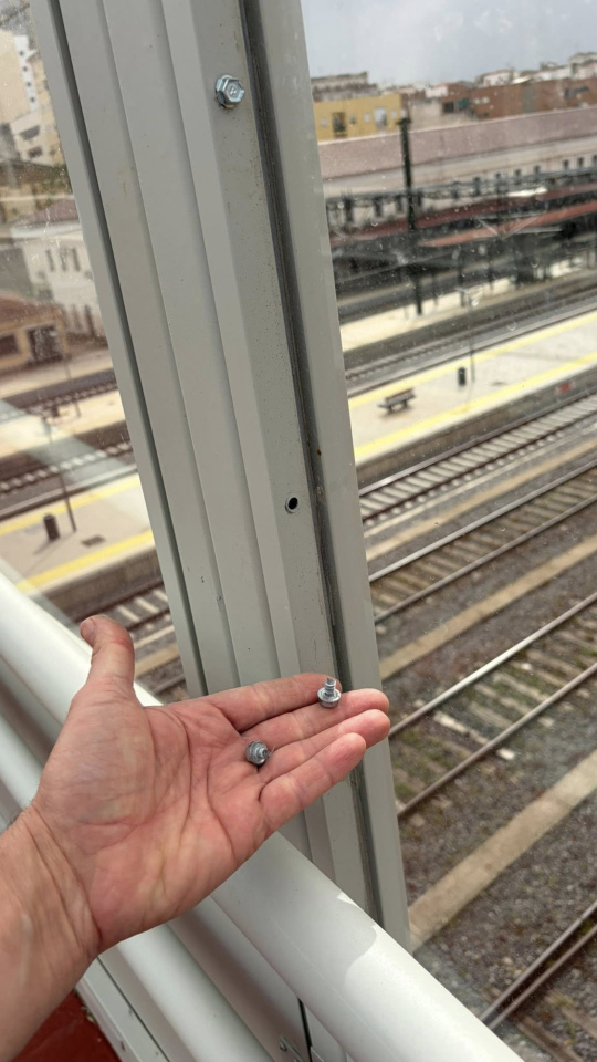 Denuncian graves deficiencias en la nueva pasarela de Mérida a menos de un mes de su inauguración