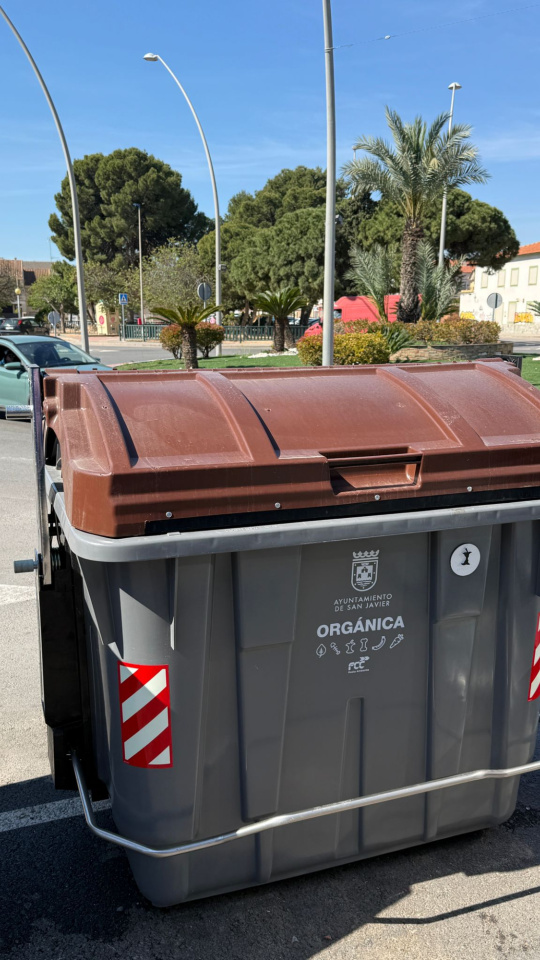 Contenedor marrón en San Javier