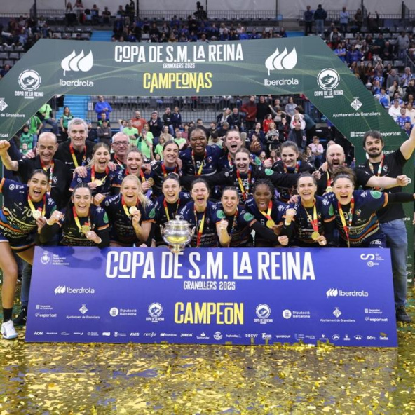La plantilla del Bera Bera celebra la Copa de la Reina